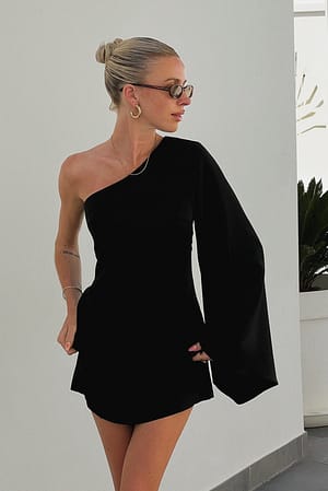 Black Fließendes einseitig schulterfreies Kleid