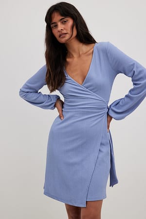 Blue Luftig strukturerad klänning med omslag