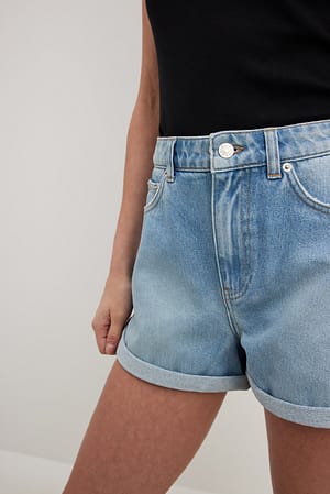 Light Blue Jeans-Shorts mit Falten