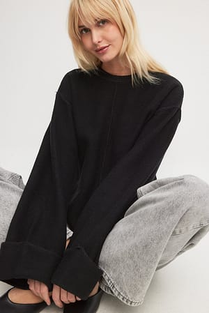 Black Strikket sweater med foldet ærme