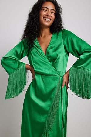 Dark Green Midiklänning i satin med fransdetalj