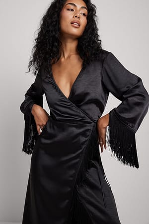 Black Robe mi-longue en tissu satiné à franges