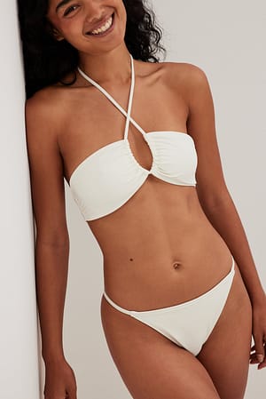 Offwhite Bikinitop met gekruiste voorkant