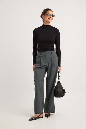 Grey Habitbukser med mellemhøj talje og lommedetalje foran