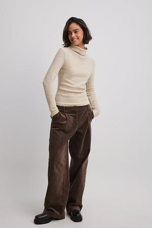 Offwhite Teksturowany sweter ze stójką