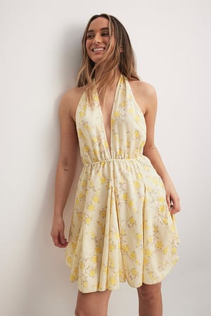 Small Yellow Flowers Panelowa sukienka mini wiązana na szyi