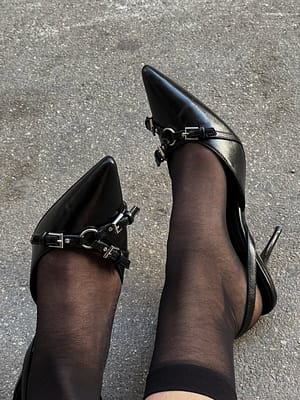 Black Sapatos com pormenor em metal