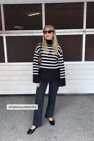 Black/White Strikket sweater med striber og rullekrave