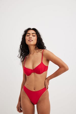 Red Högskuren bikinitrosa i återvunnet material