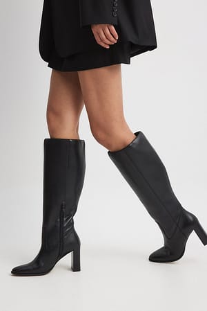 Black Knehøye boots i skinn med rund tå