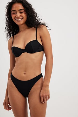 Black Bikini-Höschen mit hohem Beinausschnitt
