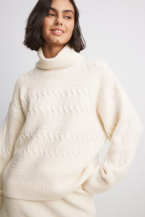 Cream Sweater i kabelstrik med høj hals