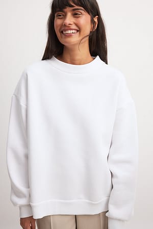 Offwhite Sweatshirt com Pormenor de Gola Subida