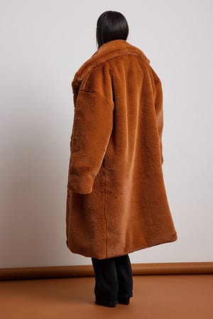 Orange Frakke med høj krave i syntetisk pels