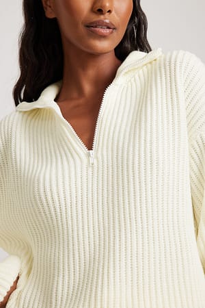 Offwhite Højhalset strikket sweater med lynlås