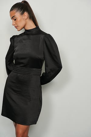 Black satynowa sukienka zasłaniająca szyję_x000D_