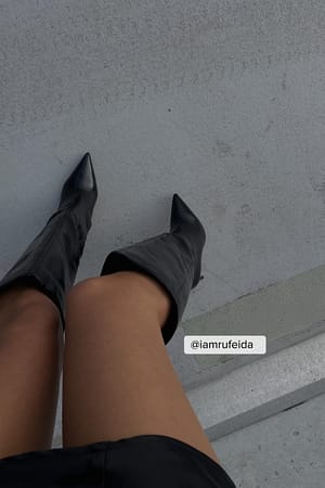 Black Spetsiga boots i läder med lössittande skaft