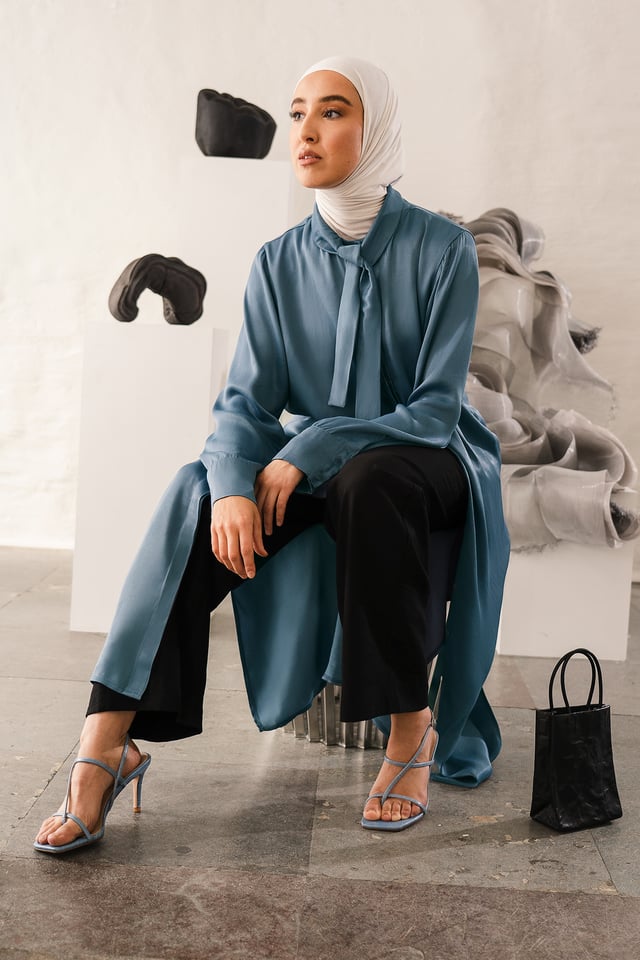Solmittava Avarakaula-Aukkoinen Mekko Blue