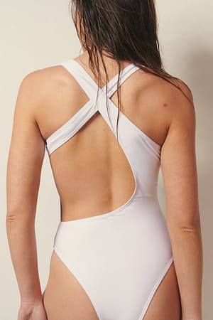 Optic White Recycelter Badeanzug mit gekreuztem Rücken