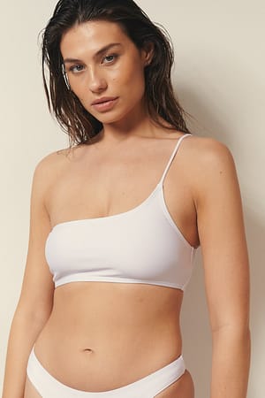Optic White Parte de arriba de bikini con un hombro al aire reciclado