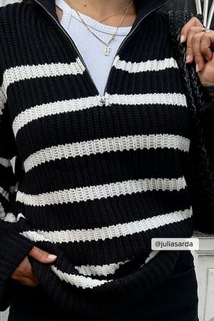 Black/White Stripe Striktrøje med lynlås foran