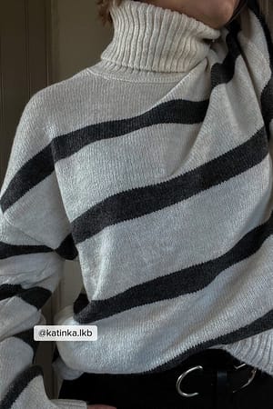Grey Melange Strikkegenser med striper og høy hals