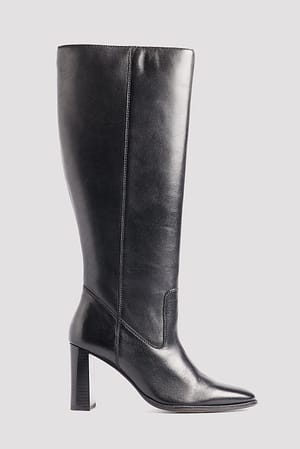 Black Knähöga boots i läder med rund tå