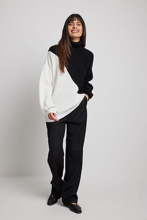 Black/White Strikket sweater med diagonale farveblokke