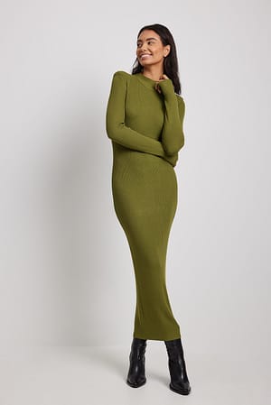Khaki Dzianinowa sukienka maxi z wyściełanymi ramionami