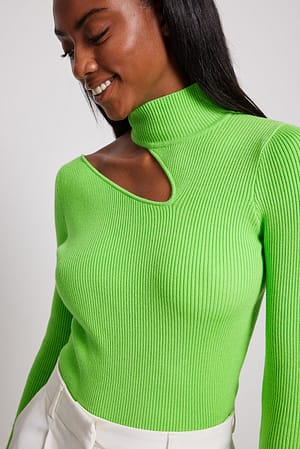 Green Stickad tröja med turtleneck och öppna detaljer