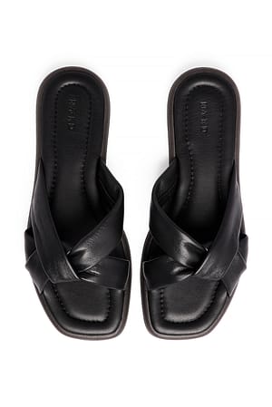 Black Leren slippers met knoop