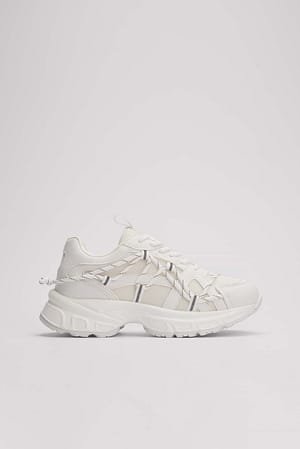 White Sneakers met veterdetails