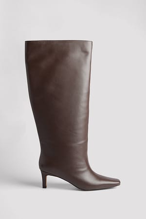 DK Brown Boots i läder med stilettklack och brett skaft