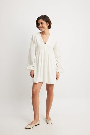 White Flowy mini-jurk met lange mouwen van linnenmix
