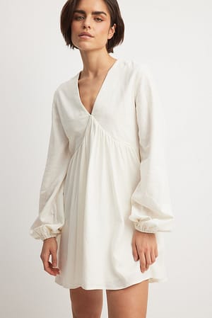 White Flowy mini-jurk met lange mouwen van linnenmix