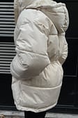 Light Beige Recyklingowana pikowana kurtka z ozdobną talią i ściągaczem