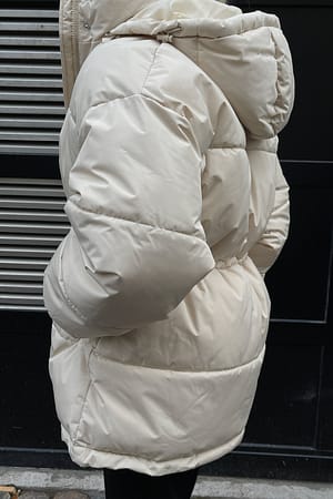 Light Beige Resirkulert polstret jakke med snøring i livet