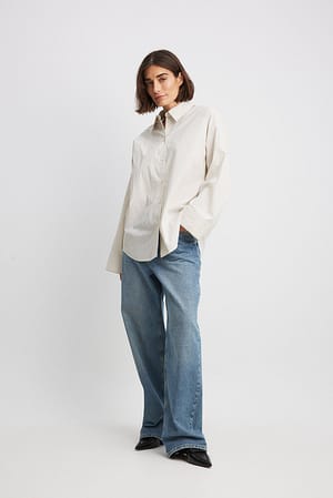 https://www.na-kd.com/resize/globalassets/loose_low_waist_jeans_1018-010207-0116_10.jpg?ref=92F2A70A4F&quality=80&sharpen=0.3&width=300