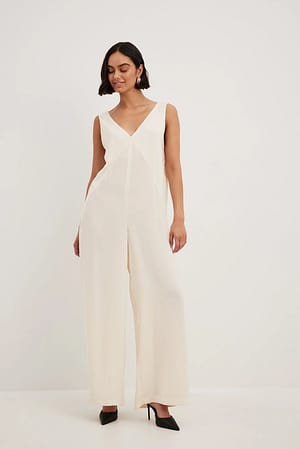 https://www.na-kd.com/resize/globalassets/magazine/7-types-of-shoes-to-wear-with-jumpsuits-in-20232024/flowy_jumpsuit-1808-000002-0260_64863.jpg?ref=1559DA86B0&quality=80&sharpen=0.3&width=300