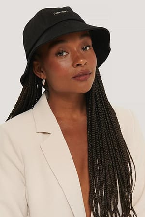 How To Wear A Bucket Hat: 7 Outfit Ideas For 2023 | NA-KD | Strickmützen