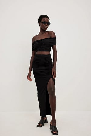 https://www.na-kd.com/resize/globalassets/magazine/what-tops-to-wear-with-long-skirts-8-outfit-ideas/side_rouched_maxi_slit_skirt-1018-010509-0002930_01c.jpg?ref=ED1361FE93&quality=80&sharpen=0.3&width=300