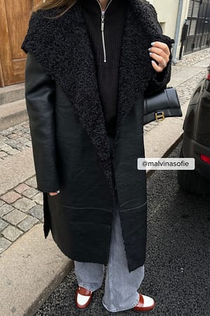 Black Wiązany płaszcz z detalami ze sztucznego futra ze sztucznej skóry