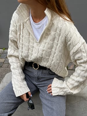Offwhite Krótki dziergany sweter z dekoltem łezką