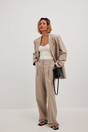 Sand Melange-Anzughose mit hoher Taille und Bundfalten