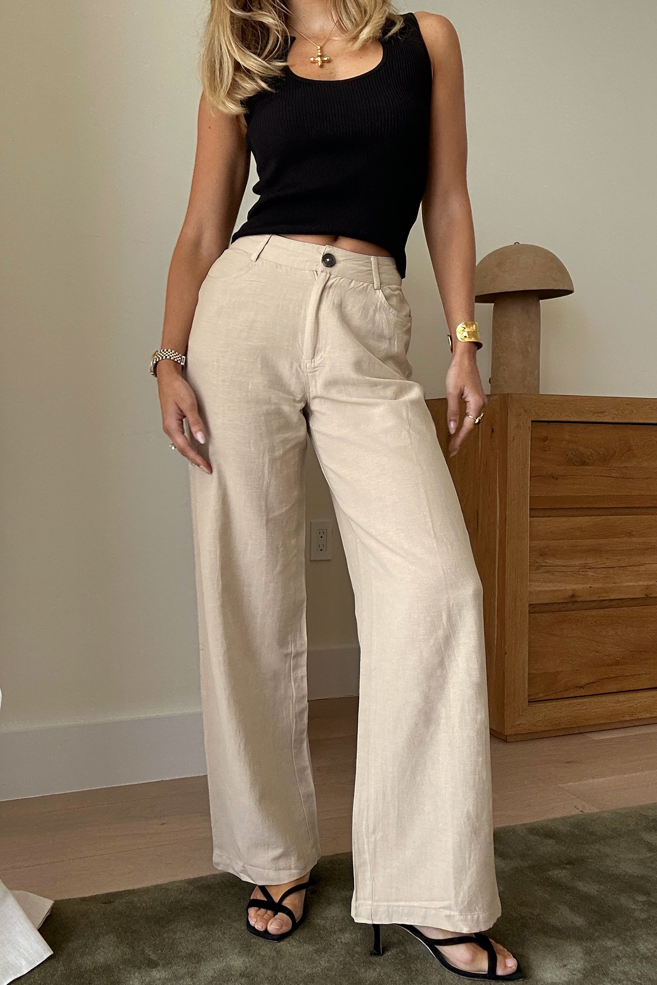 Off shoulder top and white pants outfit | Mode élégante, Fashion mode, Mode  femme
