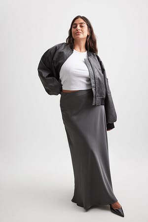 Dark Grey Falda maxi de satén con cintura media