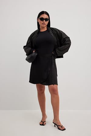 Black Minikjol i satin med omslag