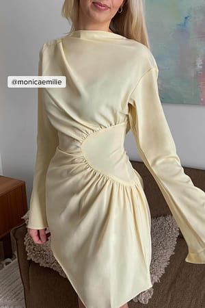 Light Yellow Ingerimpelde mini-jurk met detail op de taille