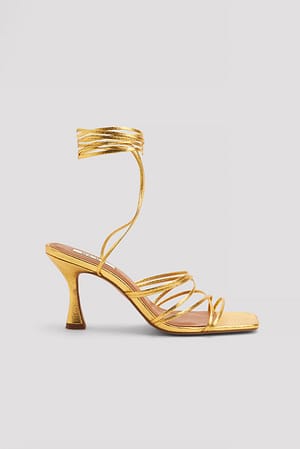 Gold Høyhælte sko med tynn stropp