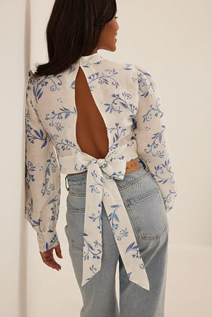 All-Over-Print Silver Cloud Blouse met open rug